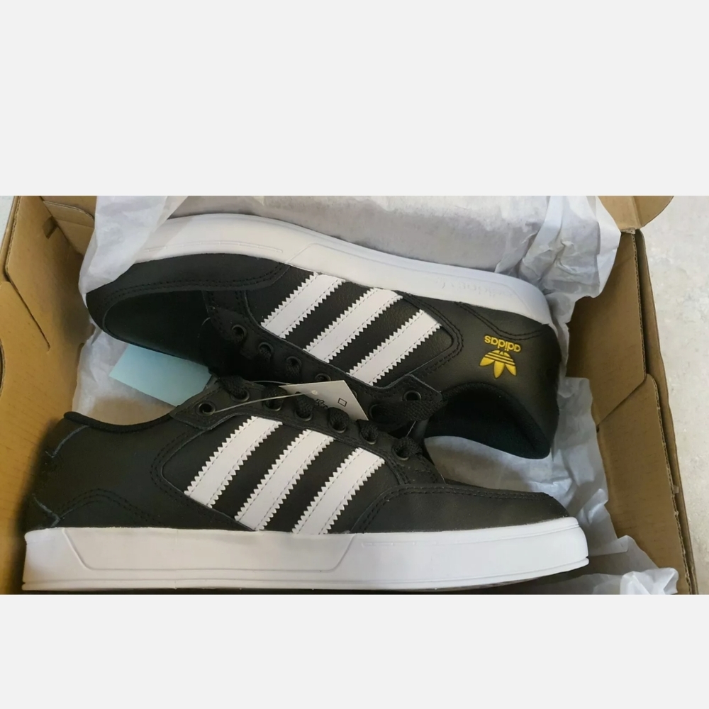 NEW adidas hardcourt low J us size YOUTH 5 shoe